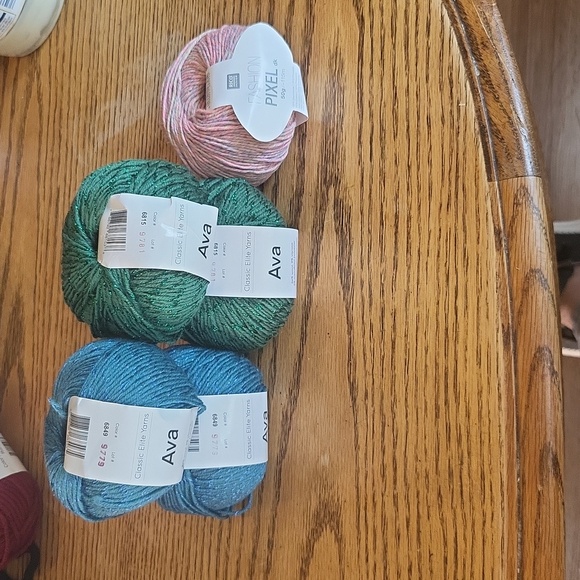 4 skiens if Ava yarn & 1 skien of Fashion pixel yarn - Picture 1 of 7